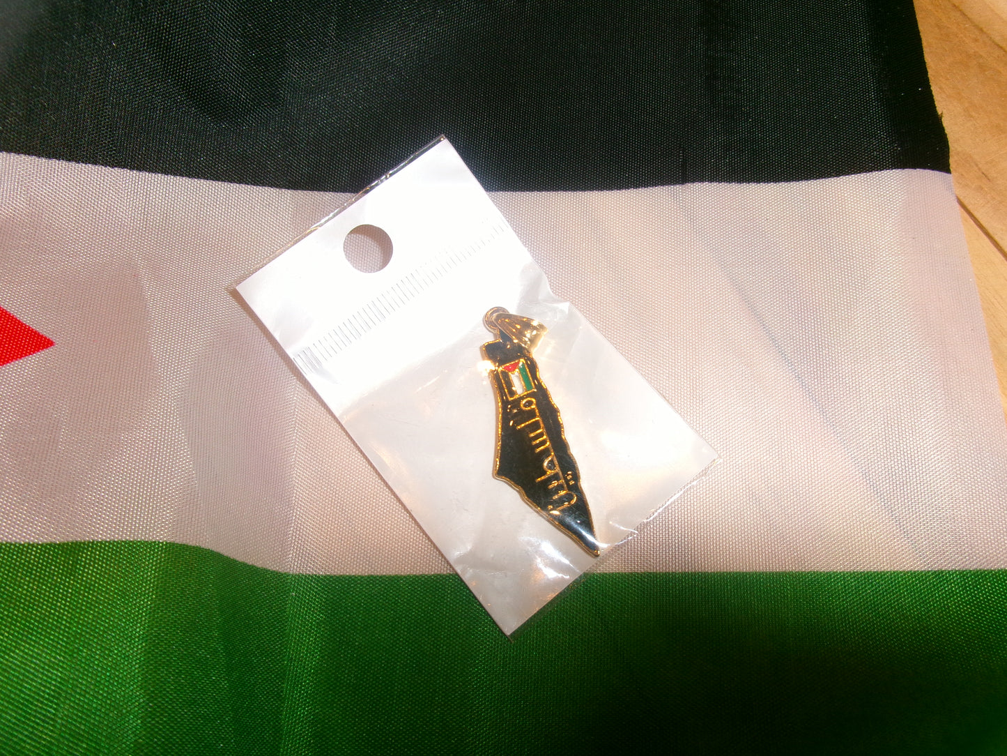 Pendentif Palestine et écriture (avec chaîne)