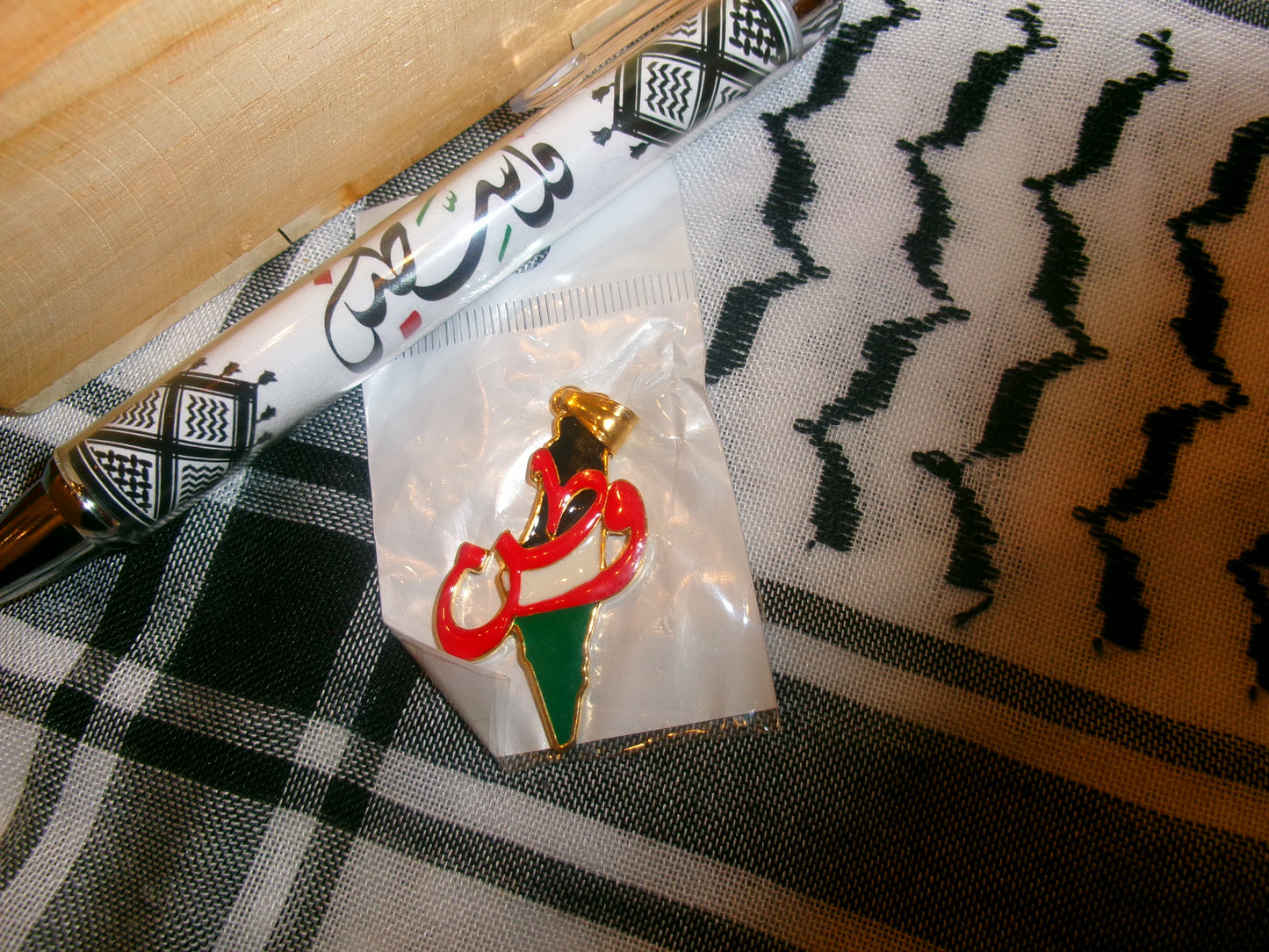 Pendentif carte de la Palestine et écriture