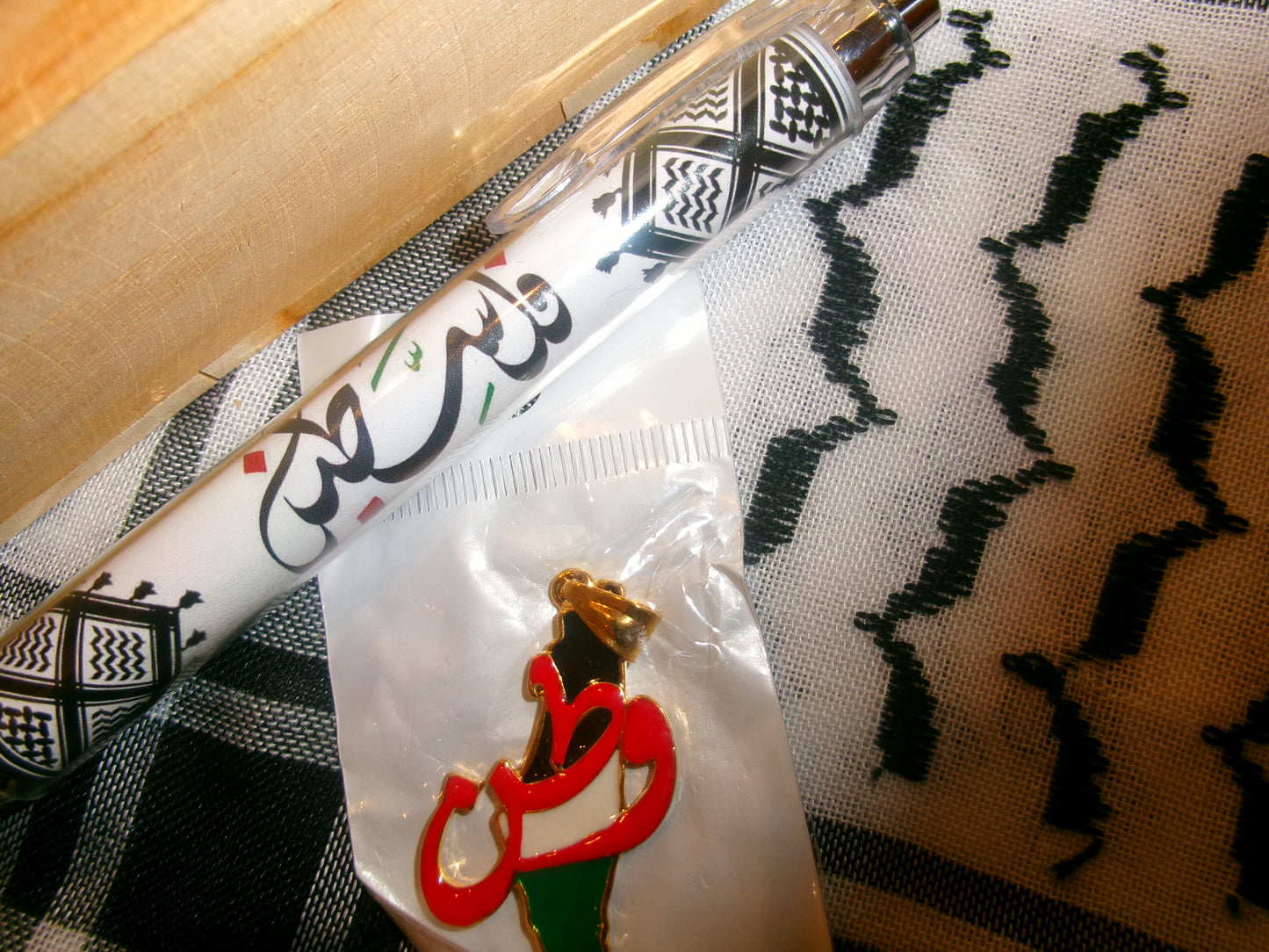 Pendentif carte de la Palestine et écriture