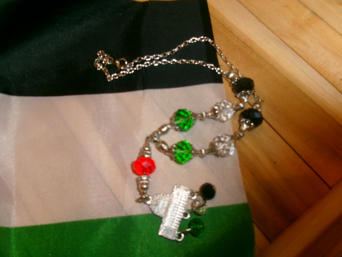 Collier perles et mosquée aux couleur de la Palestine